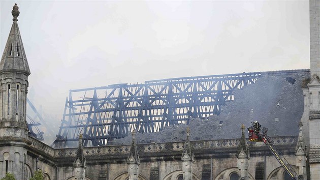 Francouzt hasii zkoumaj nsledky poru baziliky v Nantes (15. ervna 2015).