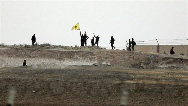 Kurdov mvaj vlajkou YPG ped mstem Tall Abjad (15. ervna 2015).
