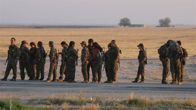 Bojovnci kurdskch jednotek YPG na vchod Tall Abjadu (15. ervna 2015).