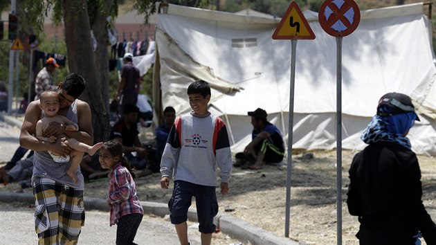 Uprchlci na eckm ostrov Lesbos (16. ervna 2015).