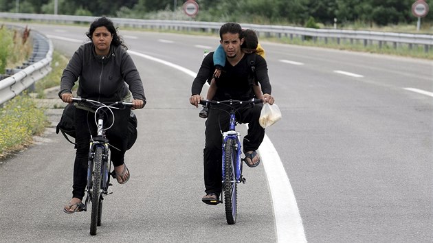 Uprchl�ci ze S�rie proj�d� Makedonii na kole (18. �ervna 2015).