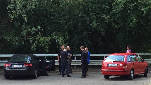 Cizinec v kradenm aut ujdl na praskm Vypichu policejn hldce, pi akci padl varovn vstel (16.6.2015)