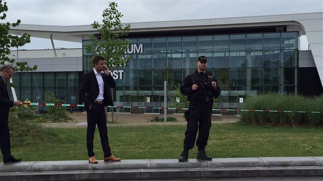 Kvli hrozb bomby museli policist evakuovat zkaznky z obchodnho centra na ernm Most (18.6.2015)