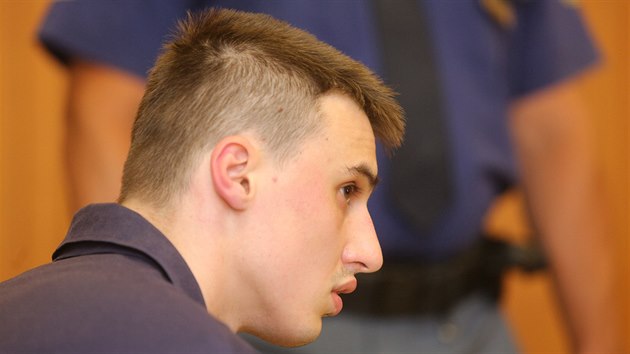 Josef Novák při čtení nepravomocného rozsudku, který ho poslal na 16,5 roku do vězení za přejetí policistky.