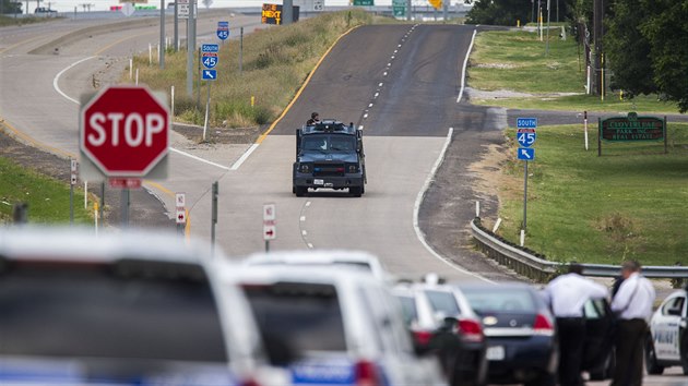 Ozbrojenc stlel v Dallasu na policisty, ped stanic nechal bombu (13. ervna 2015)