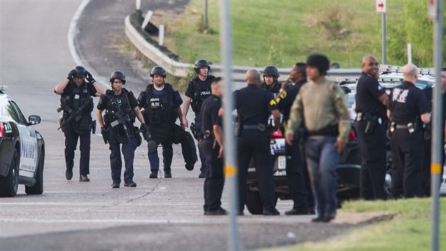 Ozbrojenc stlel v Dallasu na policisty, ped stanic nechal bombu (13. ervna 2015)