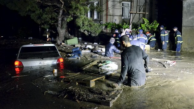 ivel pipravil o stechu nad hlavou 40 rodin (14. ervna 2015)