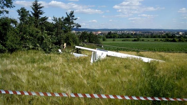 Sportovn letadlo s dvoulennou posdkou skonilo na poli.