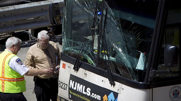 Autobus mstsk hromadn dopravy narazil v Lincolnov tunelu do autobusu, ve kterm byli kanadt studenti na vlet. Lkai museli oetit 31 lid (10. ervna 2015).