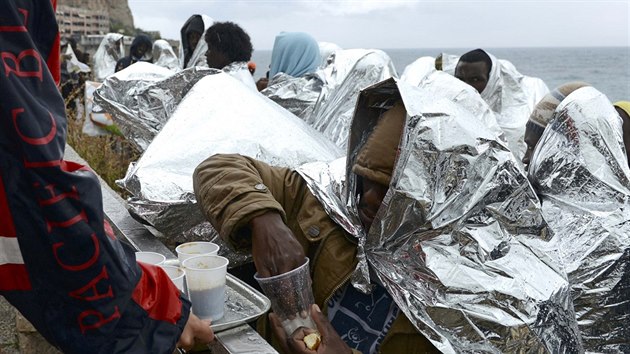 Uprchlci posedvaj na hraninm pechodu mezi msty Ventimiglia v Itlii a Menton ve Francii. Sousedn stty zpsnily hranin kontroly, kter migrantm brn v cest po Evrop (14. ervna 2015).