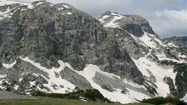 Masiv ttu Rosskofel alias Monte Cavallo di Pontebba. Pkrou stnou a exponovanmi bomi vedou zajitn cesty.