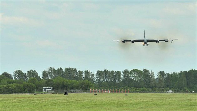 Americk bombardr B-52 pistv na zkladn ve Fairfordu.