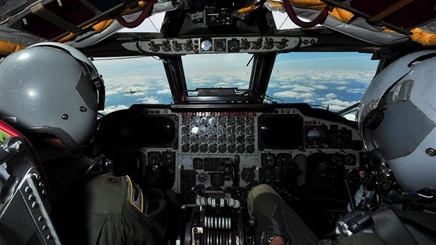 V kabině amerického bombardéru B-52 během cvičné mise nad Baltem