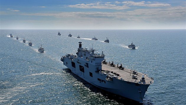 Britská vrtulníková loď HMS Ocean vede flotilu plavidel NATO na úvod cvičení BALTOPS v Baltském moři