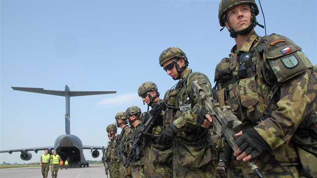 Chrudimt vsadki se na pardubickm letiti pipravuj na odlet letounem C-17 Globemaster na cvien Sil velmi rychl reakce NATO v Polsku. (18. ervna 2015)