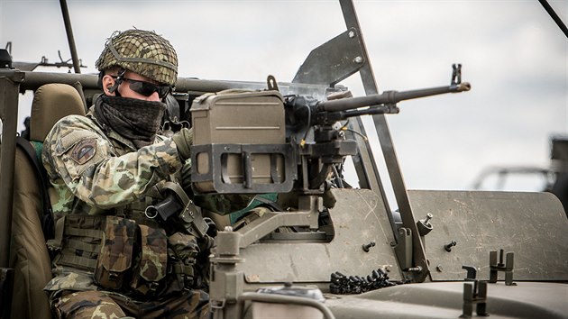 Chrudimští výsadkáři na cvičení hrotových sil NATO Nobel Jump na západě Polska (18. června 2015)