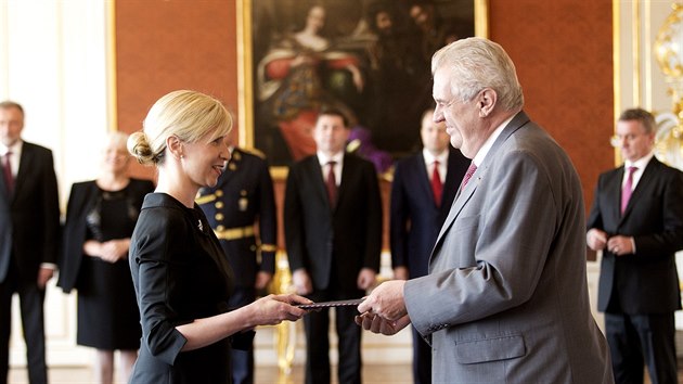 Prezident Miloš Zeman jmenoval do funkce ministryně školství Kateřinu Valachovou. (17. června 2015)
