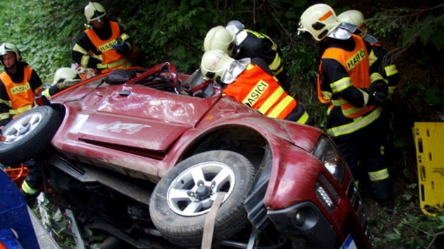 Hasii vyprouj tce zrannho mue, kter leel pod automobilem pi nehod nedaleko obce Bl. (12. ervna 2015)