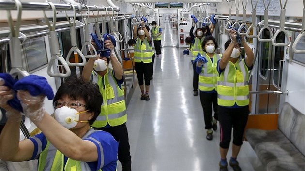 Pracovnci metra desinfikuj vlaky metra v Soulu. V zemi se  nkaza koronovirem MERS. (9. ervna 2015)