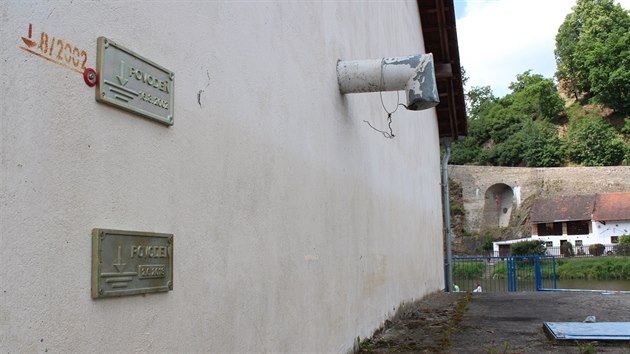 Desky na dom u Lunice ukazuj, jak vysoko byla hladina eky pi dvou velkch povodnch.