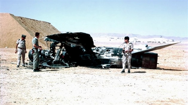 Příslušníci Izraelské armády si prohlížejí trosky arabského letadla zničeného poblíž Sinajského poloostrova