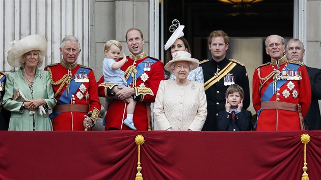 Hlavn soust oslavy byla pehldka vojk v historickch uniformch, kter krlovna pihlela s manelem a dalmi leny krlovsk rodiny z balkonu Buckinghamskho palce.