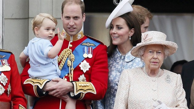Oslavu královna sledovala i s malým Georgem, jeho rodii a dalími leny...