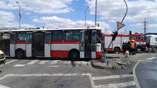 Nehoda autobusu a nkladnho auta na kiovatce v Brn-Komrov.