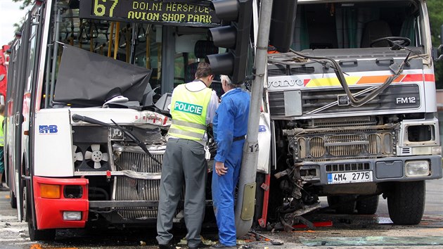 Pi nehod autobusu s nklakem v Brn-Komrov se zranilo jedenct lid.