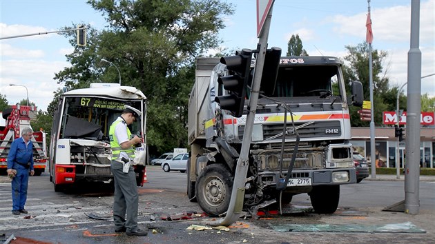 Pi nehod autobusu s nklakem v Brn-Komrov se zranilo jedenct lid.