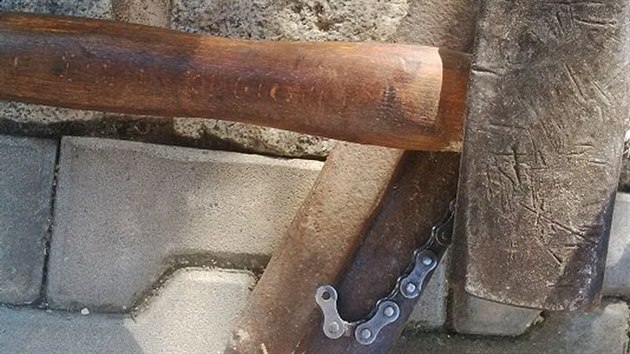Kousky starého řetězu z kola stloukl pomocí palice do tvaru háčků.