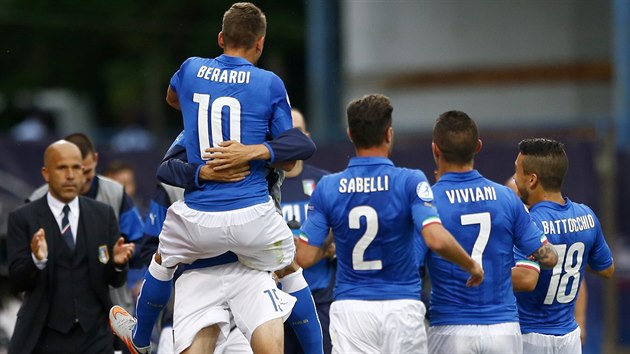 ITALSK RADOST tonk Domenico Berardi se spoluhre oslavuje gl do vdsk st na mistrovstv Evropy do 21 let.