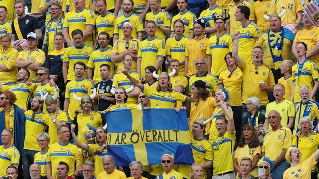 �v�d�t� fanou�ci p�i z�pase s It�li na tribun� olomouck�ho stadionu.