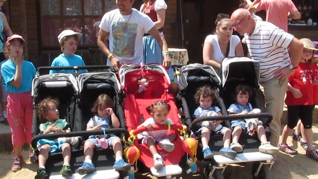 Na srazu dvojčat a vícerčat v Šiklově mlýně se ukázala i známá rodina s paterčaty. (13. června 2015)