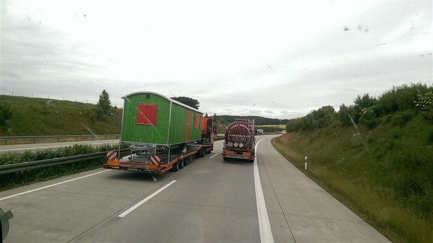 Souboj kamionu, cisterny a maringotky na dálnici A38 (15. ervna 2015)