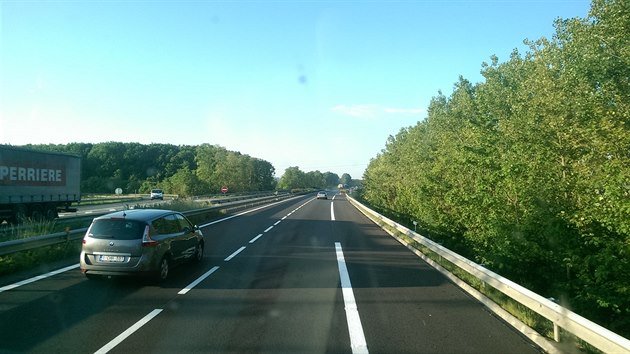 Ostr francouzsk slunko je zatm nzko nad obzorem a pl tak bonm oknkem...