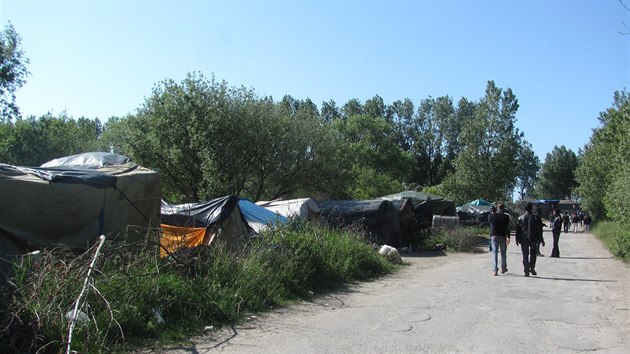 Uprchlick tbor na okraji francouzskho Calais. Jeho obyvatel zrovna m na obd, kter jim zdarma pipravuj dobrovolnci z neziskovch organizac.
