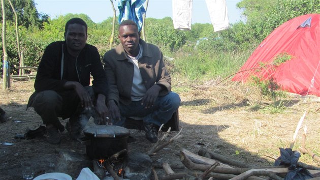 Ve�ery tr�v� b�enci ze S�d�nu spole�n�, skromnou ve�e�i si va�� v kotl�ku mezi stany a ch��emi.