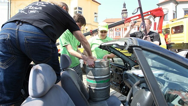 Automobil o vze 760 kilogram udrely ve vzduchu dv knihy s peliv propojenmi strnkami. A pi vze o 250 kilogram vy se pokus nezdail. Knihy vak vydrely, utrhly se rouby pipevnn ke hbetu jedn z nich.