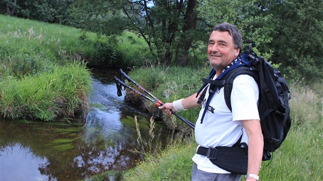 Tady tvo hranici pmo eka Svratka, ukazuje Jan Kostelka v lokalit nedaleko Milov.