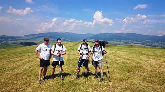 Vprava turist, kte se vydali na pochod po historick zemsk hranici mezi echami a Moravou, pzuje na Marinskm kopci.