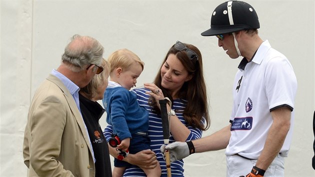 Princ George se svmi rodii a ddekem Charlesem