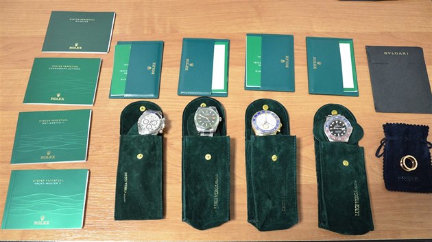 Celnci v Ruzyni odhalili enu, kter pes Letit Vclava Havla paovala hodinky Rolex a prsten v hodnot asi dvou milion korun..