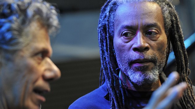 Zpvk Bobby McFerrin (vpravo) a klavrista Chick Corea 17. ervna v hale Vodova na zvukov zkouce ped jejich spolenm koncertem v rmci brnnskho JazzFestu.