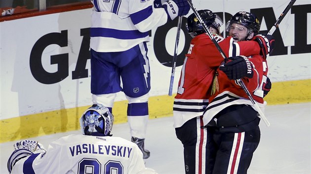 Brandon Saad (vpravo) a Brad Richards slaví gól, branká Tampy Bay Andrej...