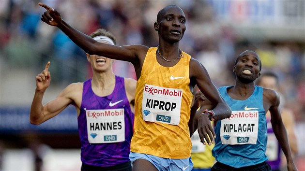 Asbel Kiprop vítzí v prestiním závod na jednu míli na Diamantové lize v Oslu.