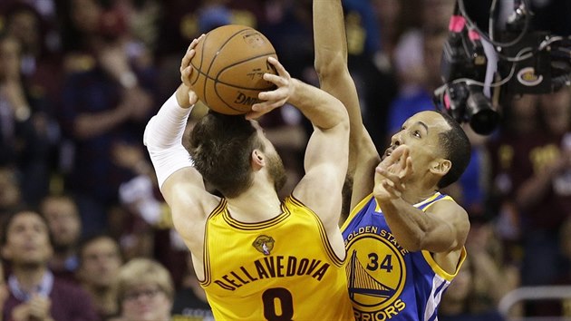 Matthew Dellavedova z Clevelandu stl, brn ho  Shaun Livingston z Golden State.