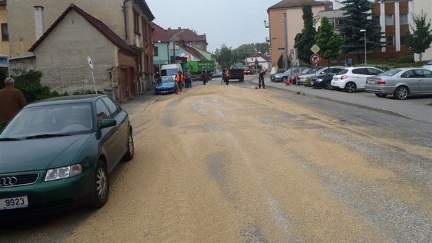 Husovu ulici v Peticch pokryla vrstva penice. (11. ervna 2015)