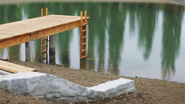Louka pod Lobezskm parkem v Plzni na Doubravce se mn. Vznikaj tady prolzaky, vodn hrac prvky a tyi tky. (11. ervna 2015)