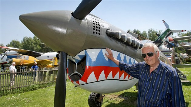 Nad�ený sb�ratel Karel Tarantík u makety letounu Curtiss P40 Warhawk (12....
